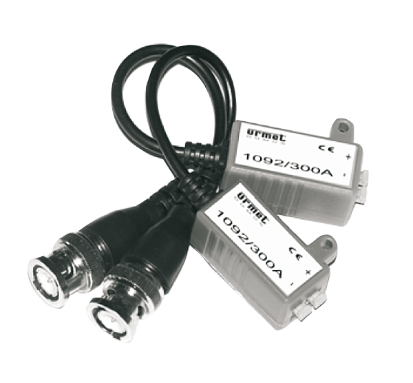 Zwei passive Video-Baluns mit BNC-Steckern und kurzen Verbindungskabeln, geeignet zur Übertragung von Videosignalen über Twisted-Pair-Leitungen.