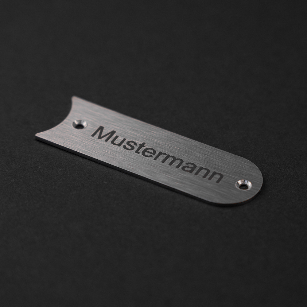 Edelstahl-Gravierschild seitlich liegend; darauf steht "Mustermann"